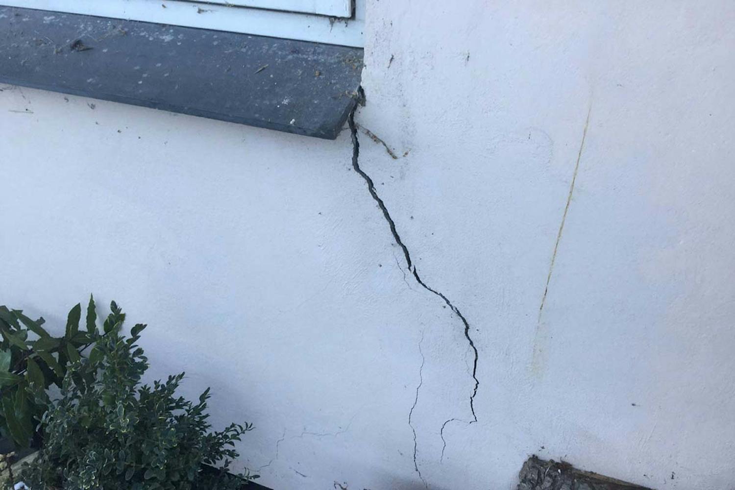 Sprekk i mur Farlige sprekker i muren